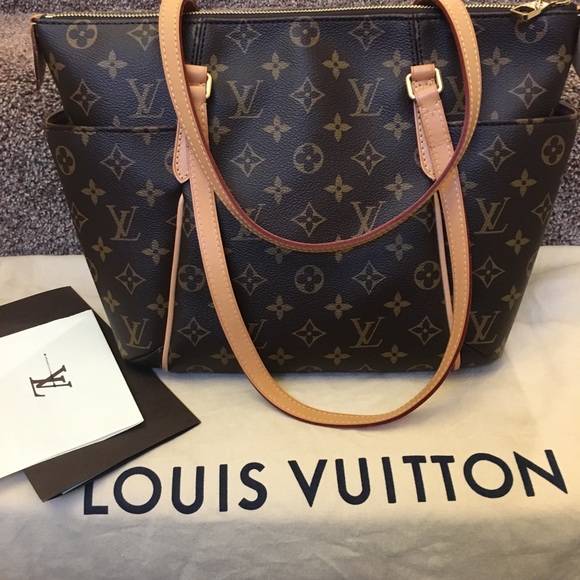 Louis Vuitton Handbags - 🌹Authentic Louis Vuitton Totally PM👜Pristine!!